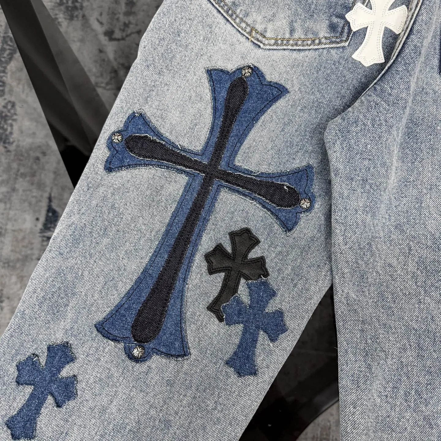 P310 Ch rare co-branded top item Chrome hearts new Chrome heart patchwork patchwork cross stitching micro-flare jeans Top-notch configuration, details are invincible! ! Cleanfit has become very popular in the past two years, and Kroxin’s consistent style is particularly high-end! ! Imported Japanese woven fabric ready-made clothes, genuine leather Crocodile leather labels and waist cloth leather tags are sewn on. The overall process is very cumbersome. The buttons on the trousers fly, rivets, back pockets, and metal decorative plates are all custom-made from molds. After they are finished, they are distressed to create a very effective effect. It has a vintage taste, and has been used by all kinds of big-name European and American celebrities. Kenijima’s cleanfit style has become popular all over the world. Top-grade hardware, pay attention to my detailed photos, the buttons are all detachable, and they are made of 925 engraved silver! ! Match as you like, suitable for both men and women ✔️✔️ Color: Blue Size: S M L XL